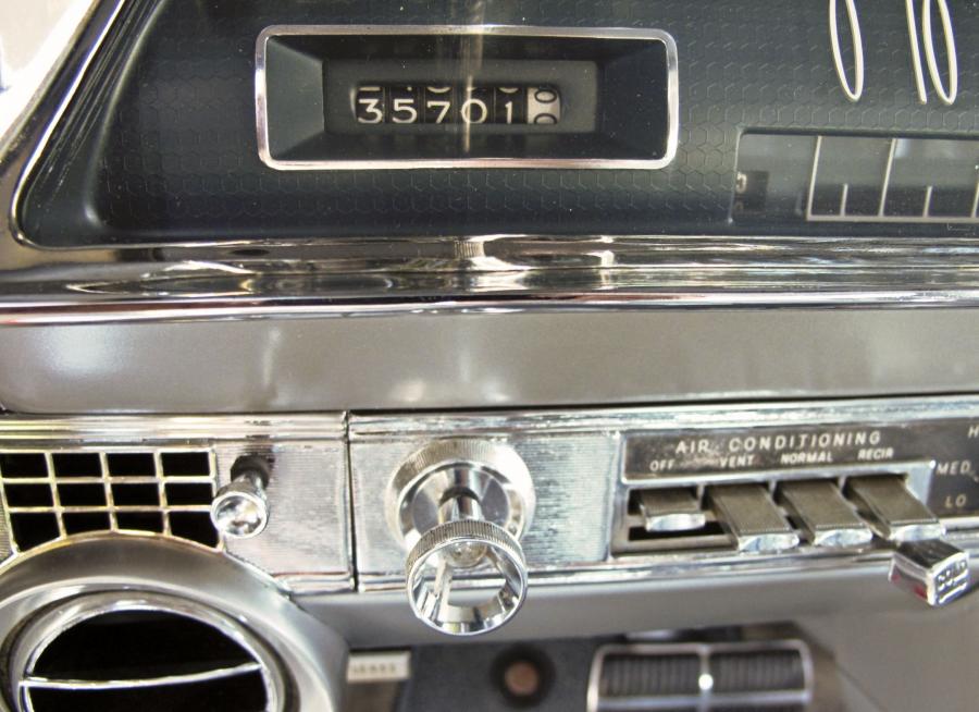  Oldsmobile Starfire Hardtop Coupe 1962 года  (фото 12 из 30)